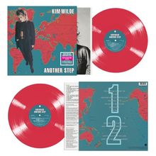 Texte: "Kim Wilde", "Another Step", Liedertitel. Zwei rote Schallplatten, ein Cover mit einer Weltkarte und ein Foto.
