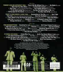 Text auf schwarzem Hintergrund listet Liedtitel von zwei CDs mit Komponisten, darunter „There’s No Me Without You“ und „It Feels So Good“. Unten ist ein BGO Records Logo. Im Hintergrund sind vier dunkelgrüne, stehende Personen zu sehen.