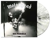 "Motörhead: On Parole, Steven Wilson Remix". Schwarz-weißes Foto eines Gitarristen bei einem Konzert. Vinyl-Schallplatte sichtbar.