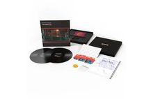 Box mit Vinyl-Schallplatten von "The Streets", ein Booklet, ein Notizblock mit kritzeligen Notizen und weiteres Zubehör.