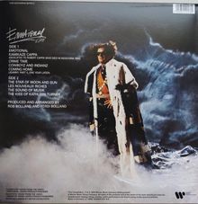 "Emotional" Live, Titel wie "COWBOYZ AND INDIANZ". 
Mann in auffälligem Mantel, dunkle Brille, Nebel im Hintergrund. 