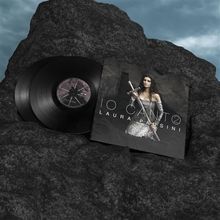 Text: "IO CANTO Laura Pausini". Zwei Schallplatten und ein Album-Cover mit einer Frau auf dunklem Fels.