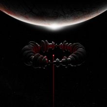 Keine Texte vorhanden. Eine düstere Ringstruktur im Weltraum mit rotem Lichtstrahl und einem großen Planeten im Hintergrund.