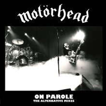 "Motörhead", "On Parole", "The Alternative Mixes". Schwarz-weißes Foto von Musiker auf Bühne mit Gitarre und Nebel.