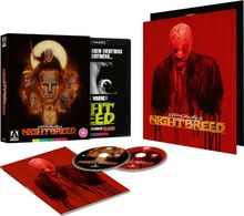 Clive Barker's Nightbreed in goldener Schrift auf rotem Hintergrund mit düsterem Kunstwerk. Enthält zwei Disc-Hüllen und Booklet.