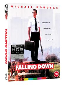 "FALLING DOWN", "MICHAEL DOUGLAS", "4K Ultra HD", "HDR", "18". Mann in Hemd, Krawatte, mit Aktentasche in urbaner Umgebung.