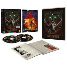 "Clash of the Titans" steht prominent auf mehreren Verpackungen und einem Booklet. Zu sehen sind mythologische Figuren und DVDs.