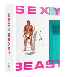 "SEXY BEAST" in pinker Schrift. Ein Mann in Badehose liegt auf einer Sonnenliege neben einem Pool.