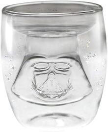 Ein transparentes Glas mit vakuumartiger Oberfläche und einem Gesicht in der Mitte.