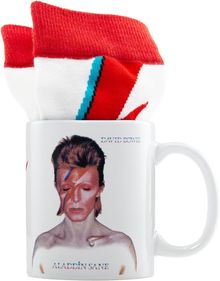 Tasse mit "DAVID BOWIE" und "ALADDIN SANE", trägt kultiges Blitzporträt. Darin stecken rot-weiße Socken.