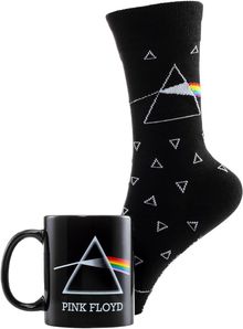 Text: "PINK FLOYD". Schwarzer Becher und Socke mit Prisma-Design und Regenbogenmuster.