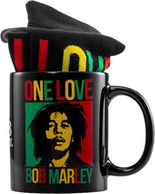 Auf einer schwarzen Tasse steht "One Love Bob Marley". Ein Bild von Bob Marley in Rot, Gelb, Grün ist abgebildet.