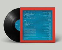 Trackliste auf einem Schallplatten-Cover in Rot-Blau. Auflistung von Songs und beteiligten Musikern.