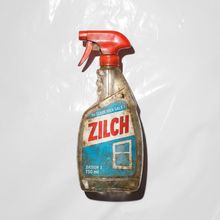 Auf einer alten Sprühflasche steht "ZILCH". Darunter "DU CLEAN BIEN SALE!", "SAISON 1", "750 ml". Die Flasche ist schmutzig.