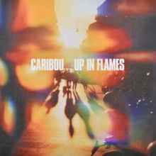 Text: "CARIBOU UP IN FLAMES". Verschwommene, bunte Lichter und Silhouetten in warmen Farben dominieren die Ansicht.