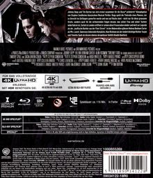 Texte: "Johnny Depp und Tim Burton", "WARNE BROS", "4K UHD", "Spielzeit: ca. 116 Min.", "warnerbros.de".  
Szene: Zwei Personen, düstere Atmosphäre.
