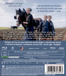 Zwei Zitate: „Bewegend und klug.“ und „Die Geschichte einer Kindheit...“. Frau mit Pferd, zwei Jungen auf einem Feld.