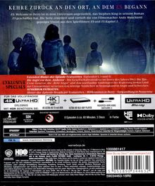 "Kehre zurück an den Ort, an dem es begann. ES: Welcome to Derry ist im Universum angesiedelt, das Stephen King..." Oben stehen fünf Personen im Kreis, von hinten beleuchtet. Unten Logos, u.a. 4K Ultra HD.