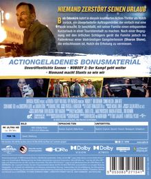 „NIEMAND ZERSTÖRT SEINEN URLAUB“ steht oben in großen, gelben Buchstaben. 
Darunter: „Bob Odenkirk kehrt in diesem knallharten Action-Thriller als Hutch zurück...“ 
Großes Bild links zeigt bewaffneten Mann.