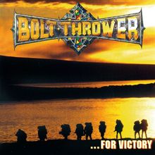 "BOLT THROWER" oben, "...FOR VICTORY" unten. Silhouetten von Soldaten vor einem goldenen Sonnenuntergang und Wasser.
