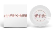 Eine weiße Schallplatte mit roten römischen Zahlen in einer Kreisform. Links dazu ein passendes Cover.