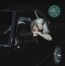 Text: "Lolo Zouaï Reverie NEW ALBUM Forest Green Edition." Blondes Haar, Frau lehnt aus Autofenster.