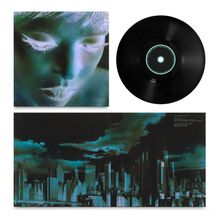 Texte: "executive produced by," gefolgt von weiteren Details. Ein Cover zeigt ein grün-bläuliches Gesicht, dazu eine Vinyl-Schallplatte. Darunter eine Skyline.