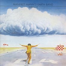"MANFRED MANN'S EARTH BAND WATCH" in Großbuchstaben oben. Ein Mann läuft auf einer Landebahn unter einer großen Wolke.