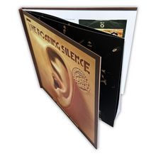 Text: "THE ROARING SILENCE," "EARTH BAND." Bild eines Albums, auf dem ein stilisiertes Ohr abgebildet ist.