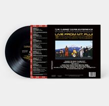 "Live from Mt. Fuji", "The Yussef Dayes Experience" in englischer und japanischer Schrift. Foto von Musikern vor einem Berg.