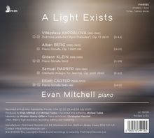Texte: "A Light Exists", Komponisten und Werke. Sanfte Farben und ein verschwommener Hintergrund.