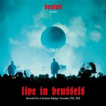"brutus presents live in brussels. Recorded live at Ancienne Belgique, November 29th, 2024." Bühne mit Band im blauen Licht.