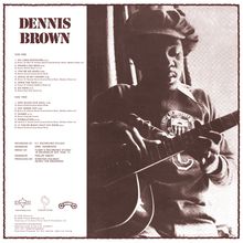 Links steht "DENNIS BROWN" und eine Trackliste, rechts ein Mann, der Gitarre spielt und konzentriert wirkt.