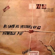 Text: "As Safe As Yesterday Is Humble Pie", "Fragile with care". Papierverpackung mit Schnur, Stempeln und Marken.
