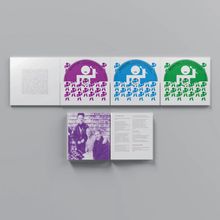 Texte: "AOROOM BEAT · TRUTH,DARE" auf drei CDs in Lila, Blau und Grün, daneben ein schwarz-weiß Foto von vier Personen.