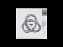 „Röyksopp“ in stilisierter Schrift, darunter symbolisches verschlungenes Schlangen-Logo in Grautönen auf weißem Hintergrund.