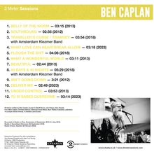 Liste von 12 Songs und Zeiten, oben "2 Meter Sessions", rechts "BEN CAPLAN". Unten links Logos. Rechts ein Mann mit Banjo.