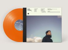 "beats & pieces II" und Titelliste oben. Orangefarbene Schallplatte links. Mann in dunkler Kleidung vor blauem Himmel.