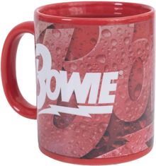 Der Text "Bowie" steht in weiß auf einer roten Tasse mit Wassertröpfchen-Design.