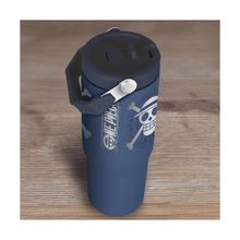 Text "NEPUCCI". Dunkelblaue Trinkflasche mit Piraten-Logo aus Totenkopf und gekreuzten Knochen auf Holzoberfläche.