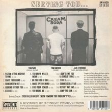 Oben steht „SERVING YOU...“. Darunter ist eine Fotografie, auf der drei Personen mit dem Rücken zur Kamera stehen.