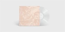 Eine Schallplatte mit einem abstrakten, beige-weißen, gewischten Muster. Neben der Hülle ist eine weiße Vinyl sichtbar.
