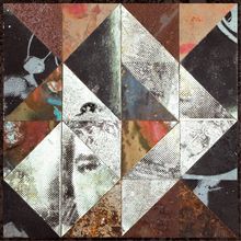 Eine abstrakte Komposition aus dreieckigen Mustern in verschiedenen Farben und Texturen.