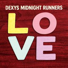 Text "DEXYS MIDNIGHT RUNNERS" über bunten Buchstaben "LOVE" auf Holzoptik.