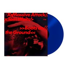 „Massive Attack x Tom Waits“, „Boots on the Ground“. Illustration zeigt rot beleuchtetes Gesicht, blaue Schallplatte.