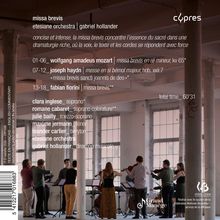 Texte: missa brevis, etesiane orchestra, wolfgang amadeus mozart, joseph haydn, fabian fiorini. Musiker spielen in einem großen Raum.