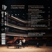 "Henryk Wieniawski Chamber Works" und eine Liste von Musikstücken mit Zeiten. Konzertsaal, Geiger und Pianist auf der Bühne.