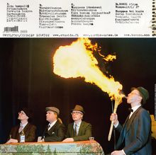 Texte A bis D: Songtitel in finnischer Sprache. 
Unten: Vier Männer, Anzug und Hut, einer spuckt Feuer.
