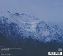 NÆRMERE ENN DU TROR, KOM TE RO, LYDEN AV SNO. Schneebedeckte Berge im Hintergrund. Adresse und Kontaktinfo unten.