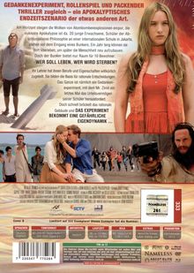 Ein jungen Mädchen in roter Kleidung steht selbstbewusst da, während eine Gruppe Menschen in Panik zu fliehen scheint.